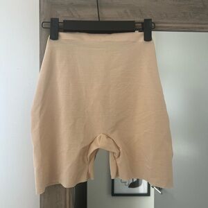 NWOT SKIMS Sheer Sculpt Low Back Short in Sand